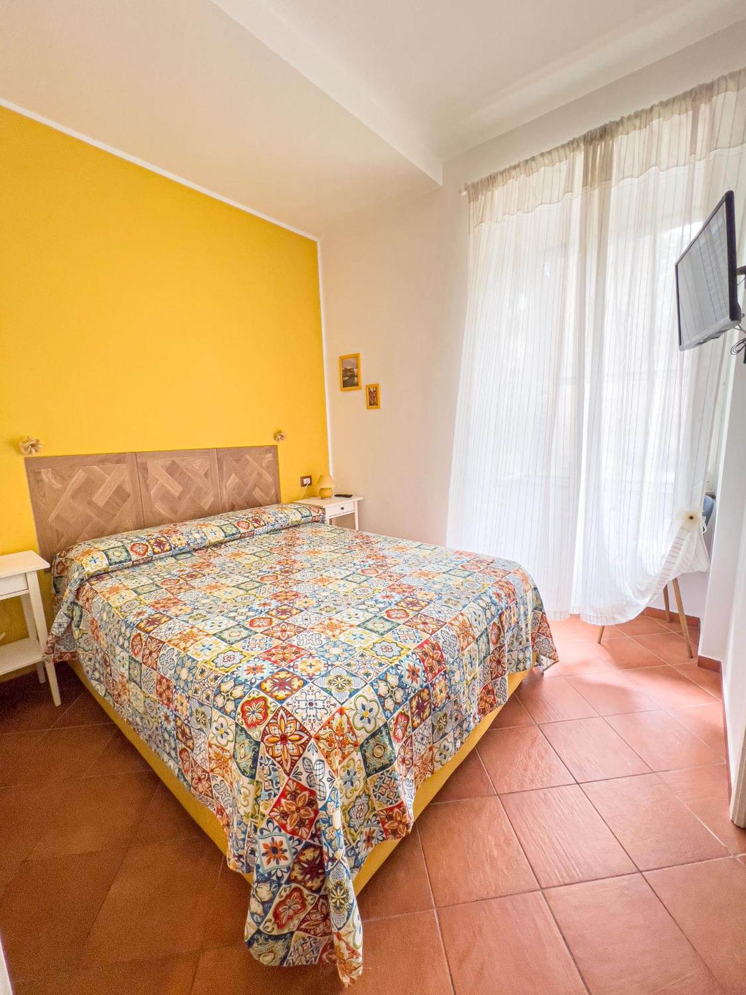 Giallo Napoli Экстерьер фото